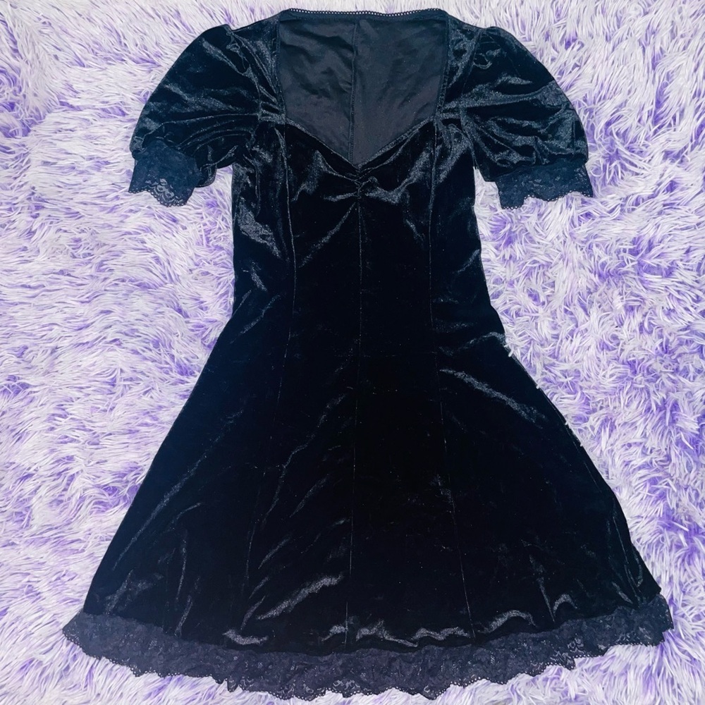 Black Velvet and Lace Gothic Lolita Sweetheart Neckline Dress - Women’s Size M